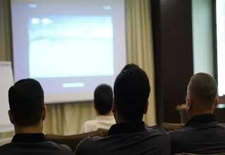 امید در قلعه امیر زنده شد؛ قلعه‌نویی و کادرفنی تیم ملی تماشاگر تلویزیونی پیروزی شگفت‌انگیز!