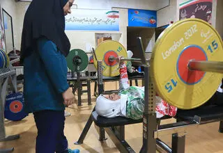 مدال نقره بانوی پاراوزنه‌بردار ایران