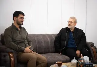 لاریجانی با خانواده شهید حاجی‌زاده دیدار کرد