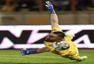 پرسپولیس از قهرمانی دور شد
