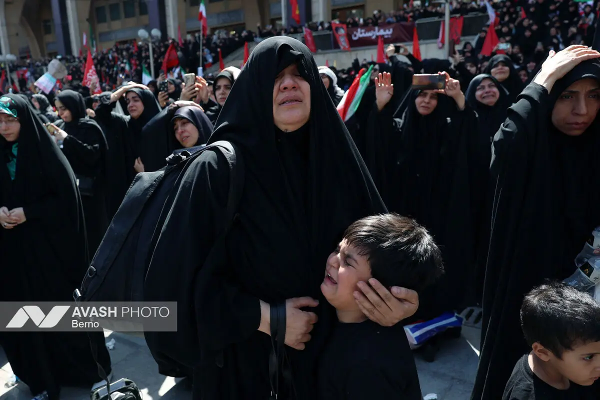 مراسم وداع با رهبر شهید انقلاب و اقامه نماز بر پیکرهای مطهر شهدا - ۲
