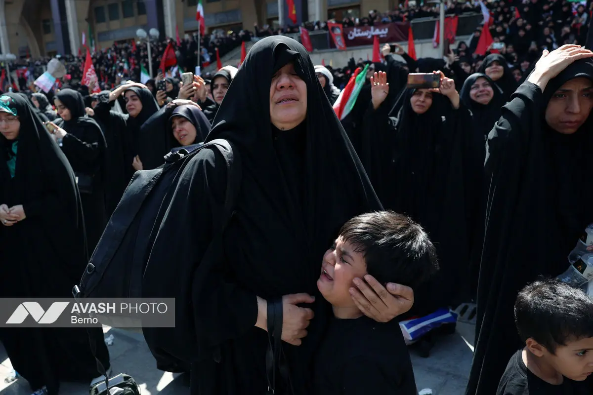 مراسم وداع با رهبر شهید انقلاب و اقامه نماز بر پیکرهای مطهر شهدا - ۲