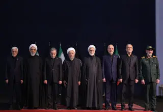 ادای احترام و بغض سران قوا بر پیکرهای مطهر رهبر شهید انقلاب و خانواده شهید ایشان + ببینید 