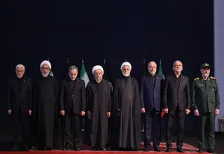 ادای احترام و بغض سران قوا بر پیکرهای مطهر رهبر شهید انقلاب و خانواده شهید ایشان + ببینید 
