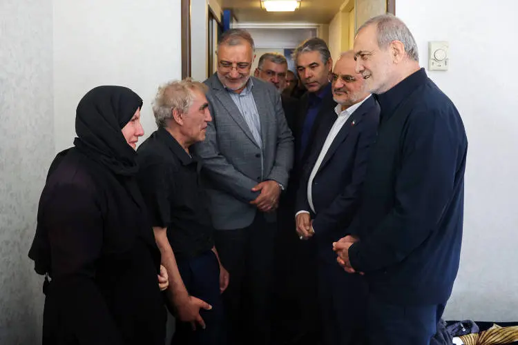 دیدار پزشکیان با برخی از خانوادههای آسیبدیده از جنگ تحمیلی رژیم صهیونیستی