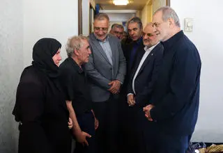 دیدار پزشکیان با برخی از خانواده‌های آسیب‌دیده از جنگ تحمیلی رژیم صهیونیستی