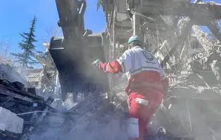 تصاویری عجیب از موشک عمل‌نکرده وسط دیوار منزل مسکونی در تهران