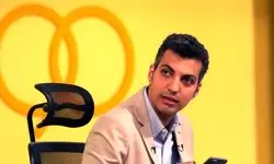 عادل فردوسی پور با دکوری شبیه به برنامه ۹۰ بازگشت