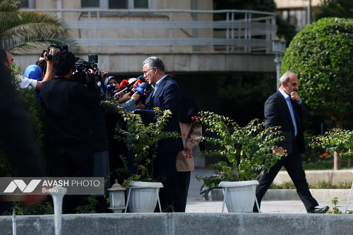 اعضای هیأت دولت در جمع خبرنگاران