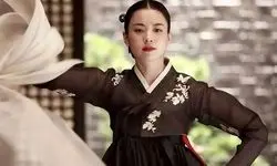 «دونگ‌یی» با لباس خلبانی در کنار هواپیمای جنگنده