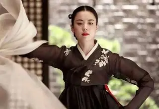 «دونگ‌یی» با لباس خلبانی در کنار هواپیمای جنگنده