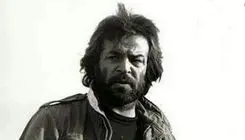 «ایرج قادری» در کنار «افسانه بایگان» و «افسانه پاکرو» در حال خرید لواشک