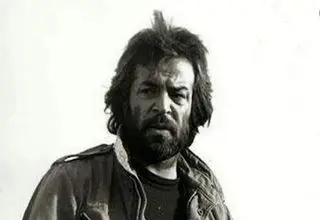 «ایرج قادری» در کنار «افسانه بایگان» و «افسانه پاکرو» در حال خرید لواشک