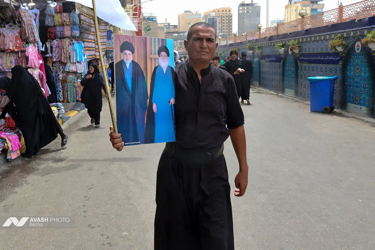 زائران اربعین در مسیر نجف به کربلا