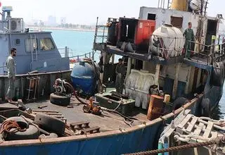 توقیف شناور حامل ۴۵ هزار لیتر سوخت قاچاق در نزدیکی کیش