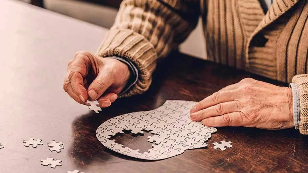 نشانههای آلزایمر از چند سالگی شروع میشود؟