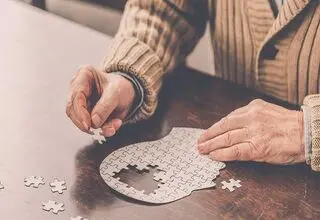 نشانه‌های آلزایمر از چند سالگی شروع می‌شود؟