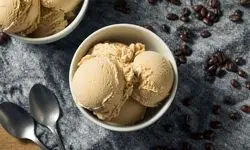 طرز تهیه بستنی قهوه خانگی با بافتی نرم و خامه‌ای
