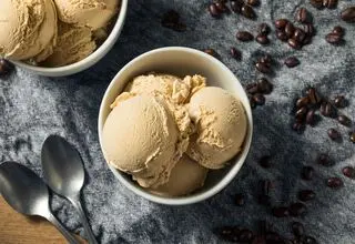 طرز تهیه بستنی قهوه خانگی با بافتی نرم و خامه‌ای