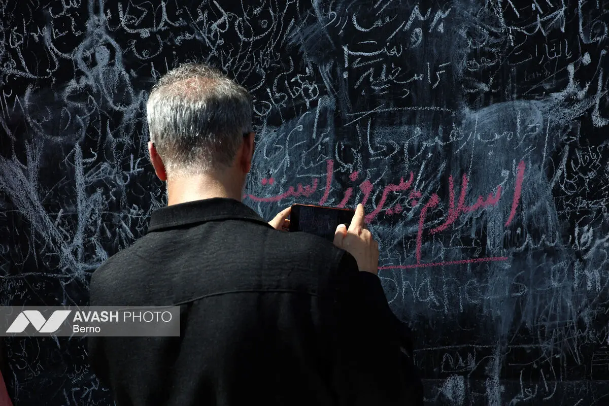 مراسم وداع با رهبر شهید انقلاب و اقامه نماز بر پیکرهای مطهر شهدا - ۲