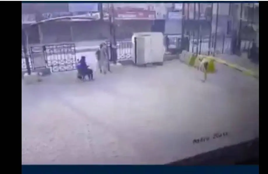 فیلم از لحظه انفجار در مقر نظامی پیشاور پاکستان