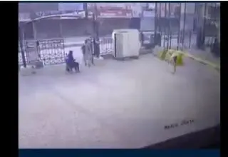 فیلم از لحظه انفجار در مقر نظامی پیشاور پاکستان