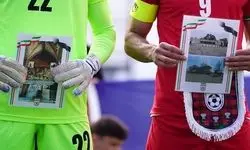 تصاویر شهدا در دستان بازیکنان تیم ملی در دیدار مقابل کاستاریکا
