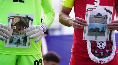 تصاویر شهدا در دستان بازیکنان تیم ملی در دیدار مقابل کاستاریکا
