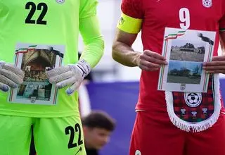 تصاویر شهدا در دستان بازیکنان تیم ملی در دیدار مقابل کاستاریکا
