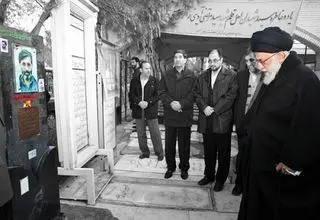 نسبت میان دو شهید؛ آیت‌الله خامنه‌ای و آوینی از روزهای جنگ تا پیوند فرهنگی ماندگار/ پیام حضور در تشییع سیدمرتضی چه بود؟ + فیلم و عکس