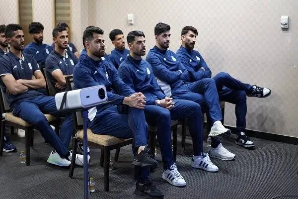 جلسه فنی امیر قلعهنویی برای بازیکنان تیم ملی فوتبال