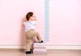 چه علائمی نشان می‌دهد کودک آماده از پوشک گرفتن است؟