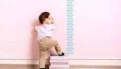 چه علائمی نشان می‌دهد کودک آماده از پوشک گرفتن است؟