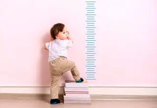 چه علائمی نشان می‌دهد کودک آماده از پوشک گرفتن است؟