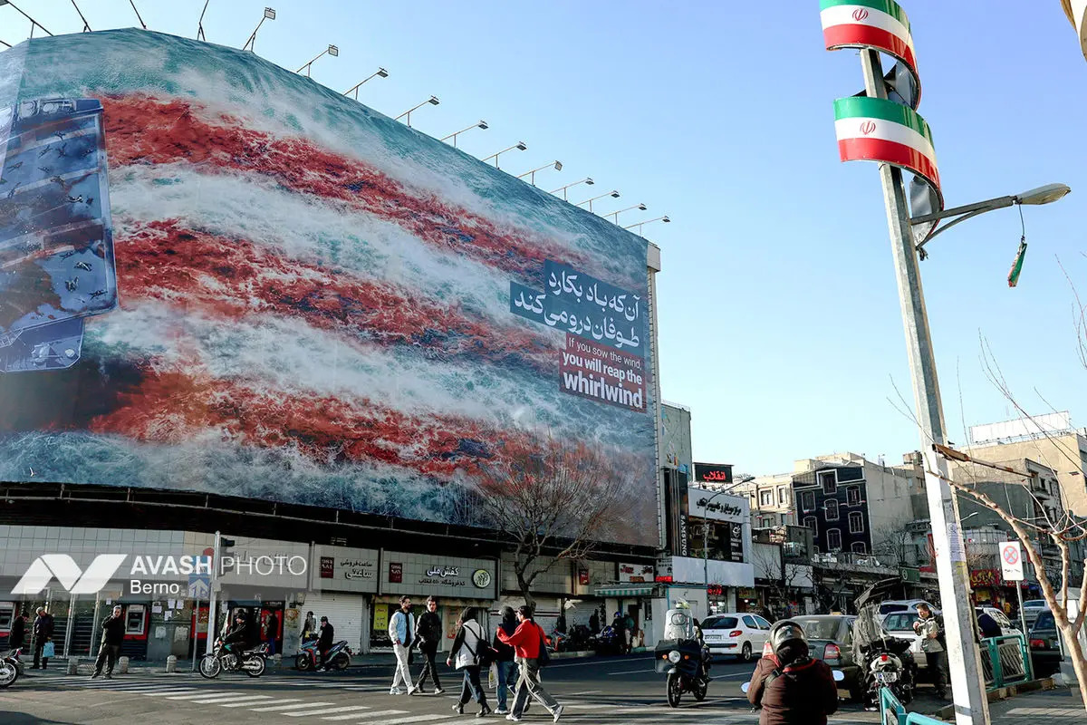 رونمایی از طرح جدید دیوارنگاره میدان انقلاب اسلامی