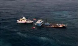 نجات خدمه‌های لنج باری از غرق شدن