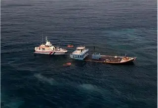 نجات خدمه‌های لنج باری از غرق شدن