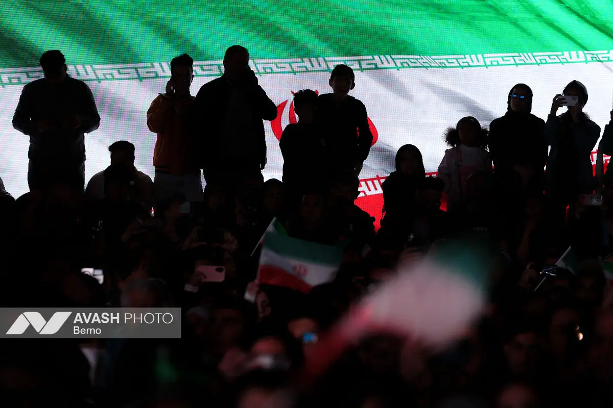 رونمایی از مجسمه «زانو زنندگان برابر ایران»