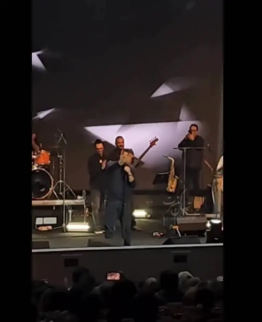 لحظه خواستگاری سیامک عباسی از یک دختر در کنسرت+ویدیو