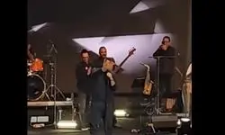 لحظه خواستگاری سیامک عباسی از یک دختر در کنسرت+ویدیو