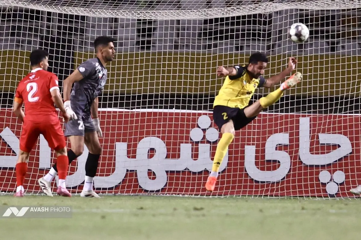 دیدار تیم های فوتبال سپاهان اصفهان و پرسپولیس تهران