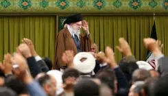 رهبر انقلاب: کمبودهای زیادی داریم اما کشور در حال پیشرفت است