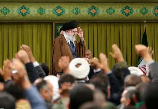 رهبر انقلاب: کمبودهای زیادی داریم اما کشور در حال پیشرفت است