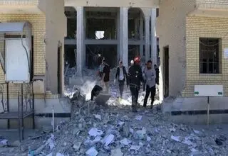 حمله به ساختمان دادگستری لارستان/ تعدادی از شهروندان به شهادت رسیدند  + عکس 