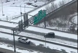 این پل یخی رانندگان را به دردسر انداخت +فیلم