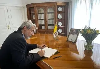 بحرینی دفتر یادبود درگذشت پاپ را امضاء کرد