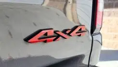 عبارت 4x4 روی ماشین‌های شاسی بلند به چه معناست؟