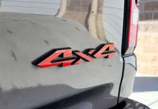 عبارت 4x4 روی ماشین‌های شاسی بلند به چه معناست؟