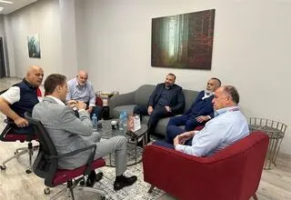 نشست مرتضی قربانی با رئیس و دبیرکل فدراسیون جهانی تیراندازی