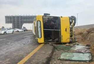 واژگونی اتوبوس در اتوبان تهران قم با چندین مصدوم